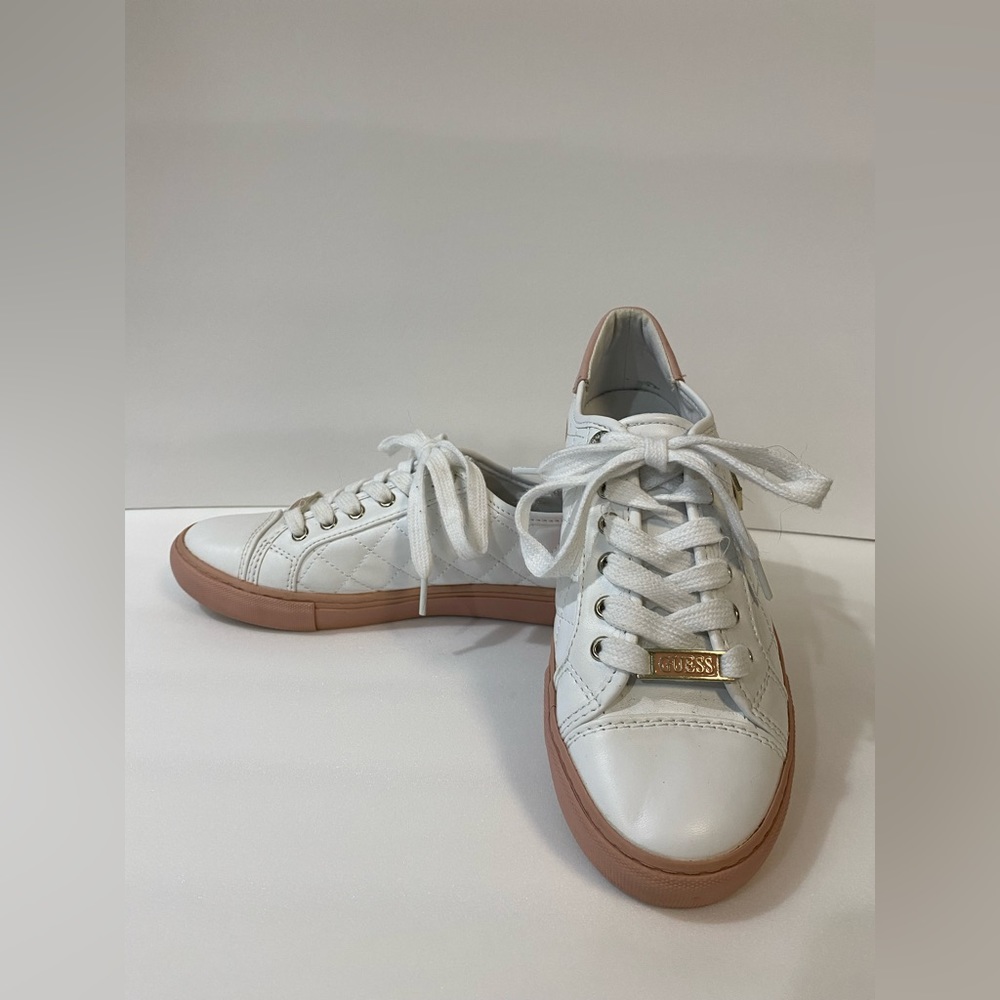 GUESS FACTORY WOMENS GREATLY QUILTED SNEAKERS.